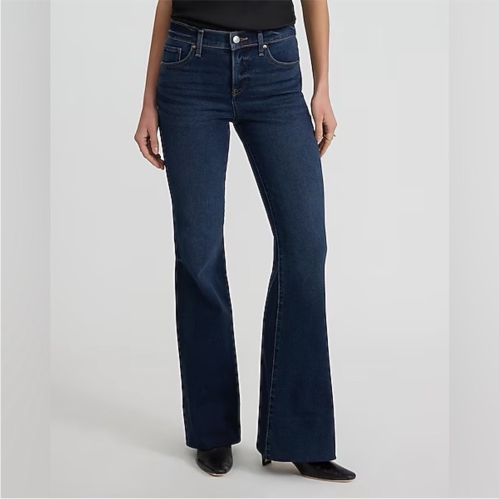 Express Mid Rise Dark Wash Hyper Sculpt '70s Flare Jeans size 02 SHORT